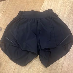 lululemon hotty hot shorts size 2 4” inseam